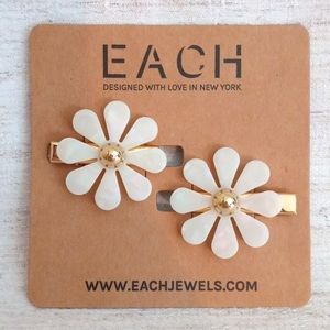 FFF Each flower hair clip / barrette